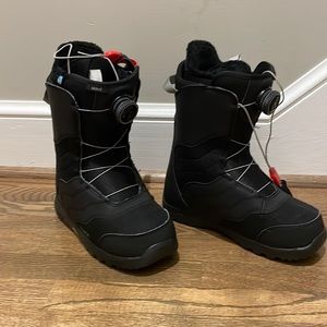 Burton Mint BOA snowboard boot size 7